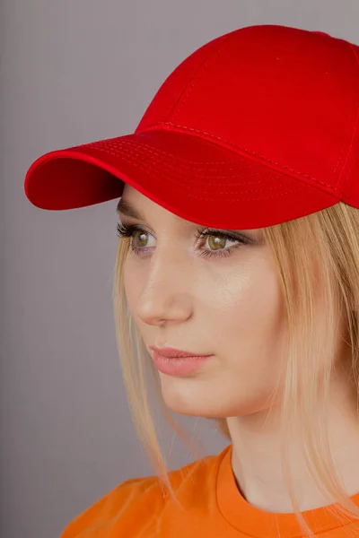 Hermosa chica con maquillaje natural en un tocado sobre un fondo gris . — Foto de Stock