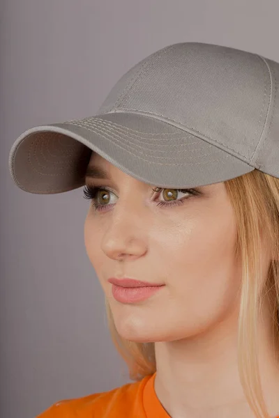 Hermosa chica con maquillaje natural en un tocado sobre un fondo gris . — Foto de Stock