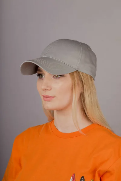 Hermosa chica con maquillaje natural en un tocado sobre un fondo gris . — Foto de Stock