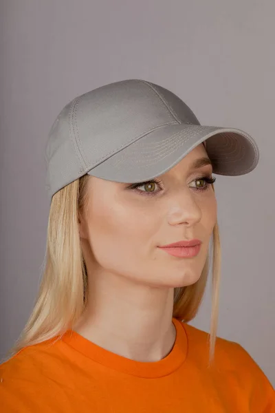 Beautiful girl with natural make-up in a headdress on a gray background. — Stock Photo, Image