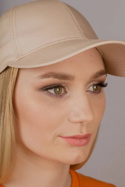 Hermosa chica con maquillaje natural en un tocado sobre un fondo gris . — Foto de Stock