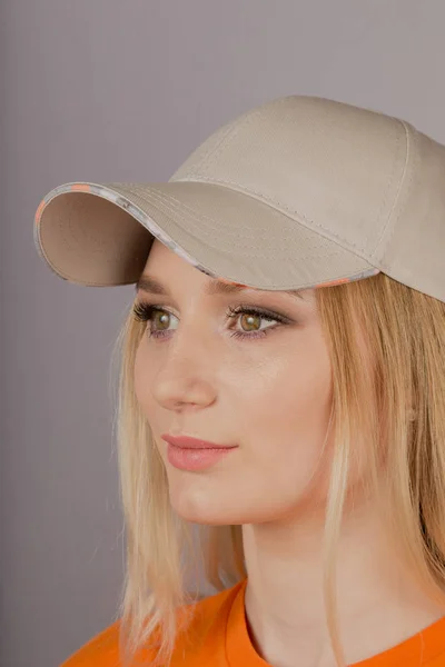 Mooi meisje met natuurlijke make-up in een hoofdtooi op een grijze achtergrond. — Stockfoto