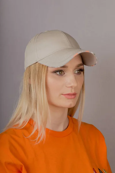 Hermosa chica con maquillaje natural en un tocado sobre un fondo gris . — Foto de Stock