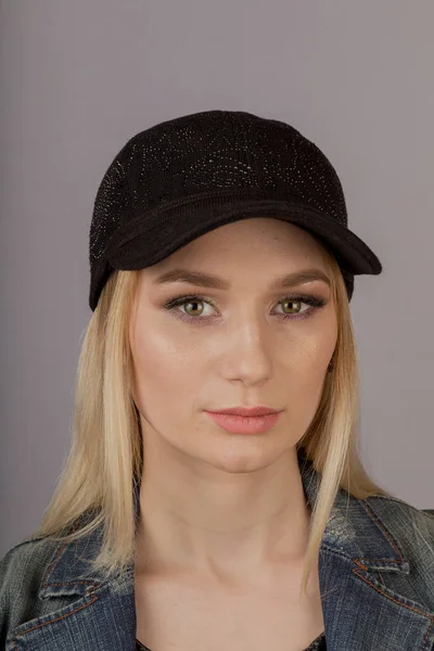 Hermosa chica con maquillaje natural en un tocado sobre un fondo gris . — Foto de Stock