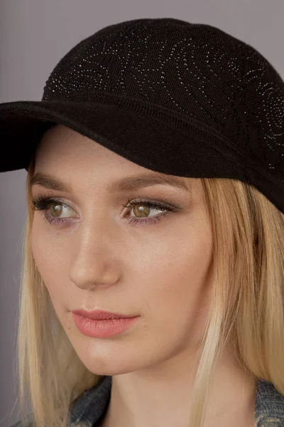 Schöne Mädchen mit natürlichem Make-up in einem Kopfschmuck auf grauem Hintergrund. — Stockfoto