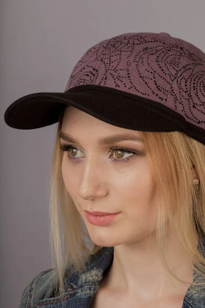 Beautiful girl with natural make-up in a headdress on a gray background. — Stock Photo, Image