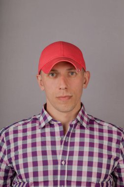 Gri bir arka plan üzerinde bir başlık yakışıklı genç adam.