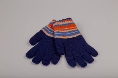 Beyaz arka planda çocuk kış eldivenleri.