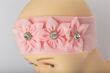 Beyaz arka plan üzerinde kızlar için bandaj ile çocuk manken Başkanı.