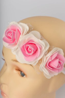 Beyaz arka plan üzerinde kızlar için bandaj ile çocuk manken Başkanı.