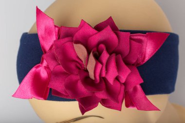 Beyaz arka plan üzerinde kızlar için bandaj ile çocuk manken Başkanı.