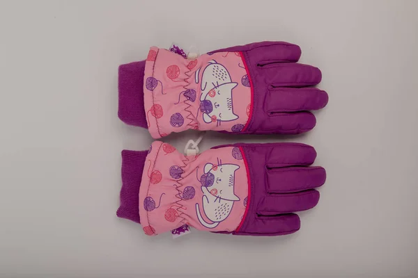 Зимние перчатки для детей на белом фоне . — стоковое фото