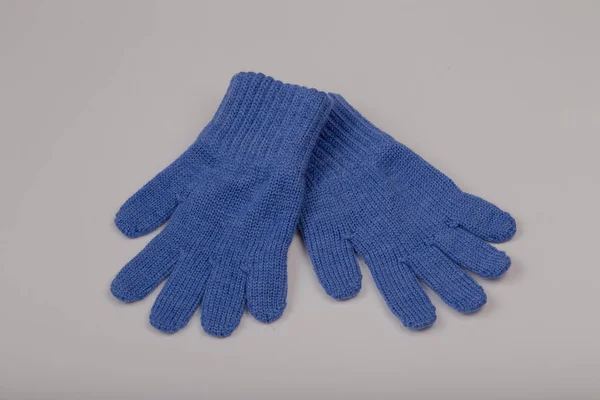Παιδικά χειμερινά γάντια σε λευκό φόντο. — Φωτογραφία Αρχείου
