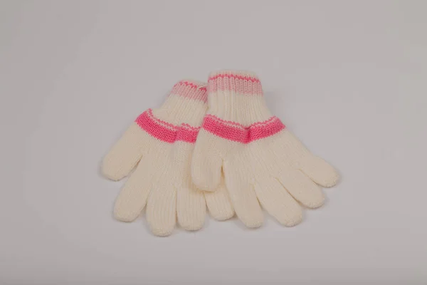 Дитячі зимові рукавички на білому тлі . — стокове фото