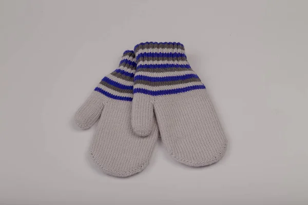 Guantes de invierno para niños sobre fondo blanco . — Foto de Stock