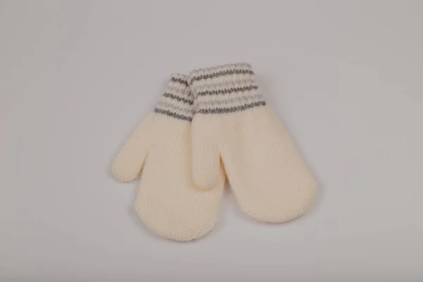 白い背景に子供の冬の手袋. — ストック写真