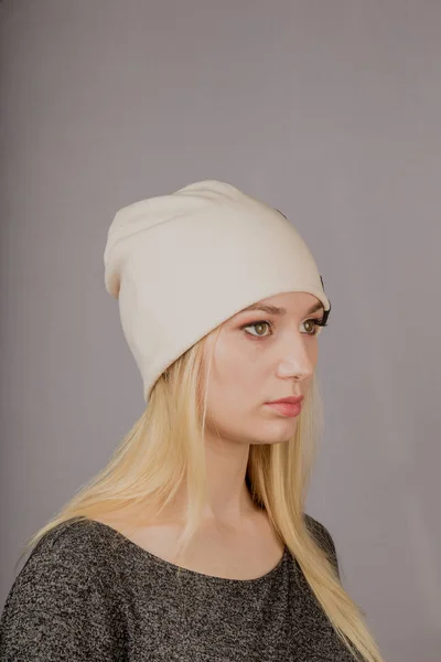 Portrait d'une belle jeune fille dans une coiffure élégante avec un maquillage naturel sur un fond gris . — Photo