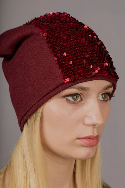 Portrait of a beautiful young girl in a stylish headdress with natural makeup on a gray background. — Stock Photo, Image