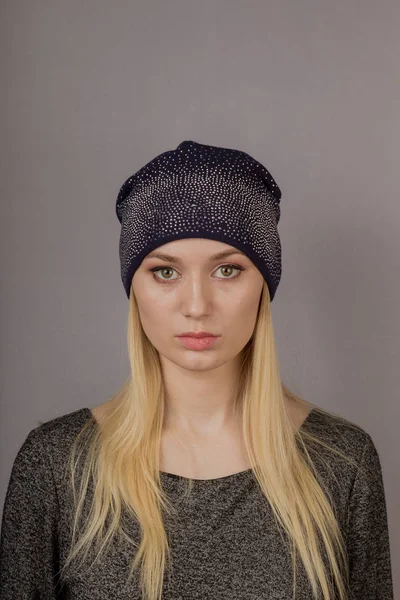 灰色の背景に自然なメイクでスタイリッシュなヘアアドレスで美しい若い女の子の肖像画. — ストック写真