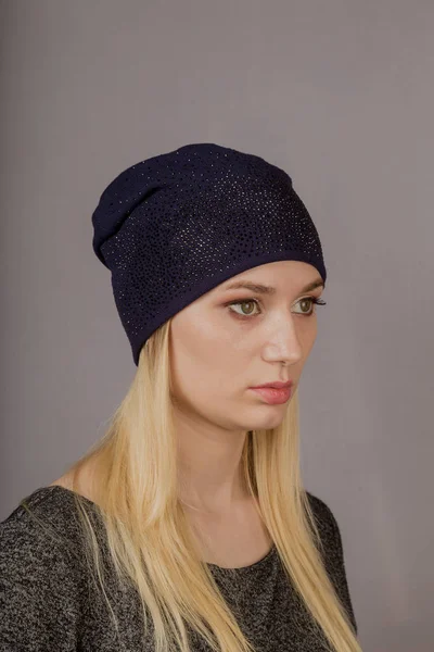 Portrait d'une belle jeune fille dans une coiffure élégante avec un maquillage naturel sur un fond gris . — Photo