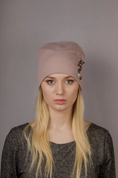 灰色の背景に自然なメイクでスタイリッシュなヘアアドレスで美しい若い女の子の肖像画. — ストック写真