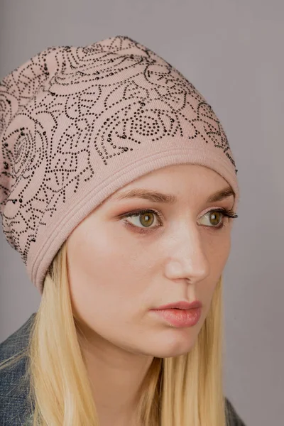 Portrait d'une belle jeune fille dans une coiffure élégante avec un maquillage naturel sur un fond gris . — Photo