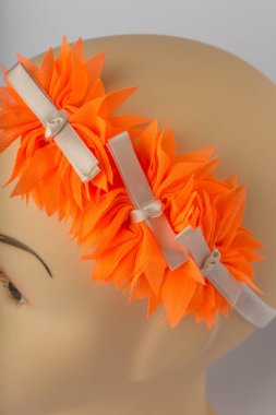 Beyaz arka plan üzerinde kızlar için bandaj ile çocuk manken Başkanı.