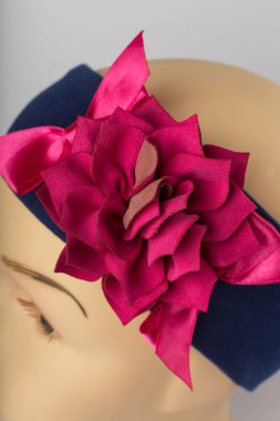 Beyaz arka plan üzerinde kızlar için bandaj ile çocuk manken Başkanı.