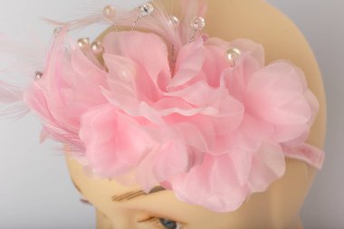 Beyaz arka plan üzerinde kızlar için bandaj ile çocuk manken Başkanı.