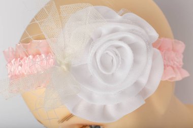 Beyaz arka plan üzerinde kızlar için bandaj ile çocuk manken Başkanı.