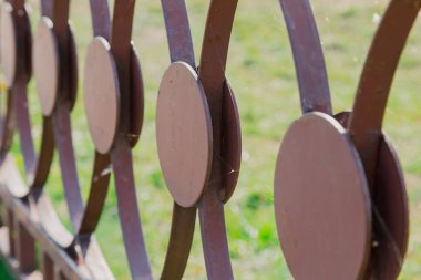 El yapımı demir çitin yakın çekim detayları.