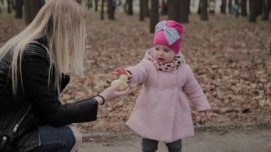 Mutlu anne ve kız vardır yürüyüş içinde the Park.