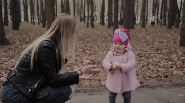 Mutlu anne ve kız vardır yürüyüş içinde the Park.
