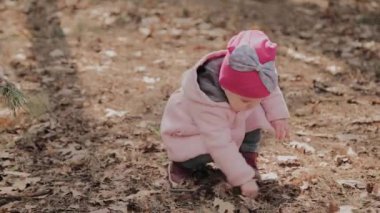 Ormanda yalnız yürüyüş güzel küçük kız.