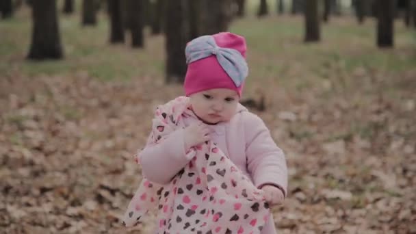 Belle petite fille marchant seule dans la forêt .
