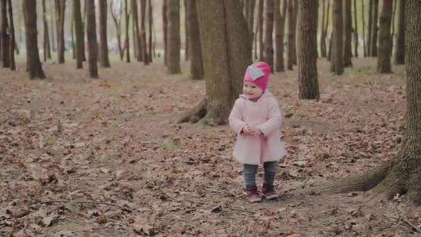 Belle petite fille marchant seule dans la forêt . — Video
