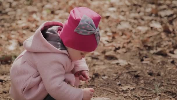 Menina bonita andando sozinha na floresta . — Vídeo de Stock