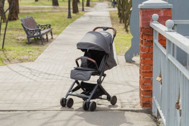 Parkta güzel bebek arabası. Yeni tasarım.
