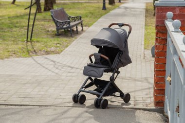 Parkta güzel bebek arabası. Yeni tasarım.