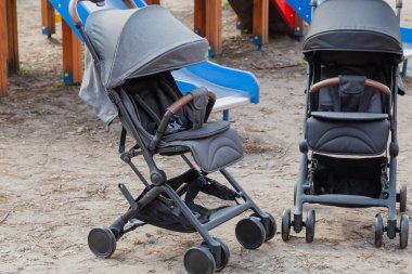 Parkta güzel bebek arabası. Yeni tasarım.