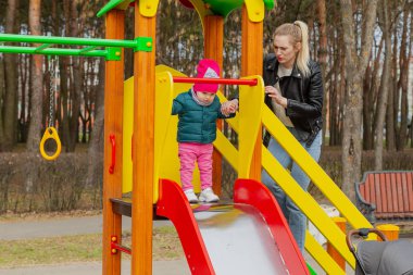 Mutlu anne ve kızı oyun oynamak.