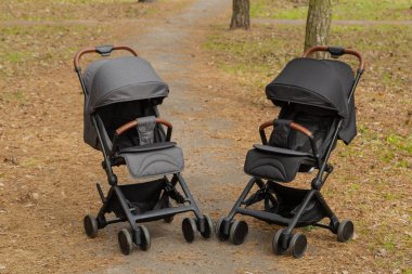 Parkta güzel bebek arabası. Yeni tasarım.