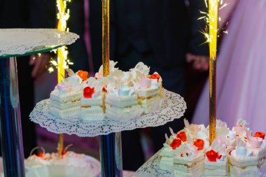 Karanlık bir arka plan üzerinde havai fişek ile düğün pastası. Soğuk Ateş. Kutlama kutlama konsepti.