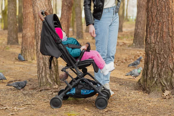 Молодая мама ходит с ребенком в коляске . — стоковое фото