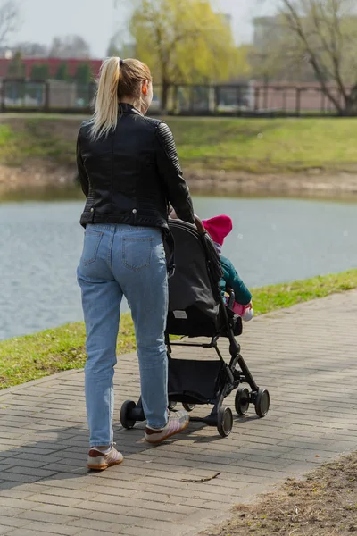 Молодая мама ходит с ребенком в коляске . — стоковое фото