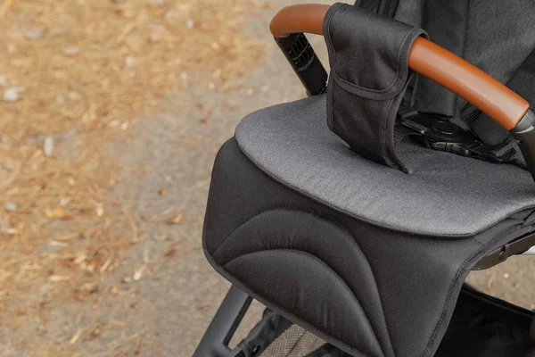 Oryginalny wózek dla niemowląt, szczegóły zbliżenie. Nowy projekt. — Zdjęcie stockowe