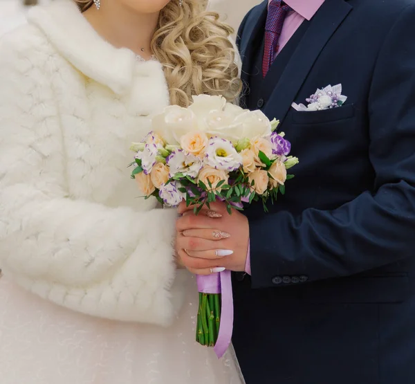 Schöner Hochzeitsstrauß in den Händen des Brautpaares. — Stockfoto