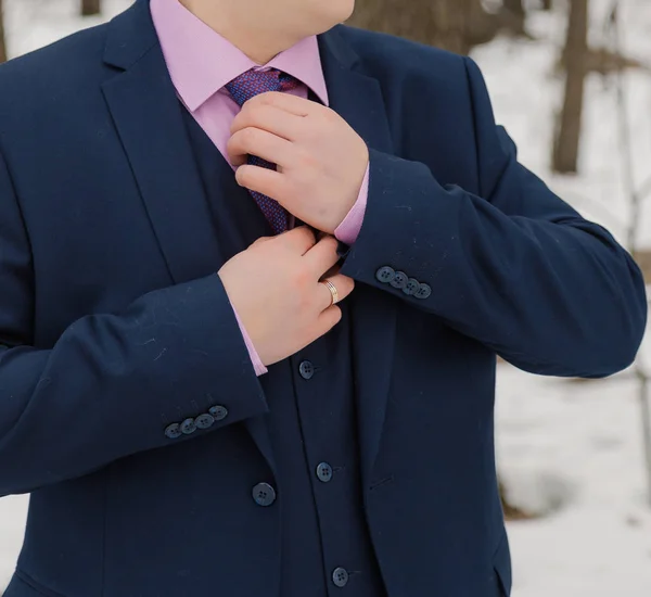 若い男は通りでネクタイをまっすぐにします. — ストック写真