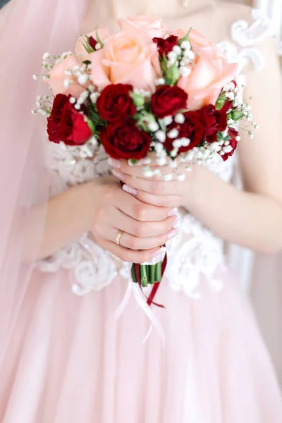 Joven novia feliz sosteniendo un ramo de boda en sus manos . — Foto de Stock