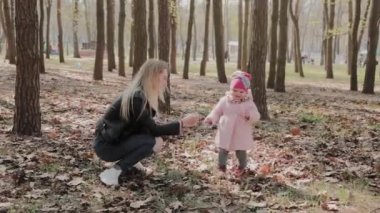 Mutlu anne ve kız vardır yürüyüş içinde the Park.